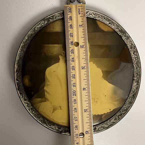 Antique Tintype Victorian Baby Photo in Ornate Round Picture Frame - Picture 9 of 14